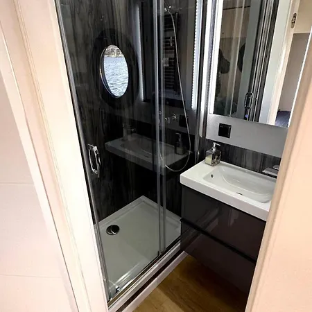Апартаменти Houseboat Water Boy Apartament Plywajacy Dom Na Wodzie Lodz Вроцлав