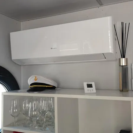 Houseboat Water Boy Apartament Plywajacy Dom Na Wodzie Lodz Wroclaw