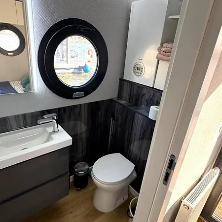 Houseboat Water Boy Apartament Plywajacy Dom Na Wodzie Lodz Apartment
